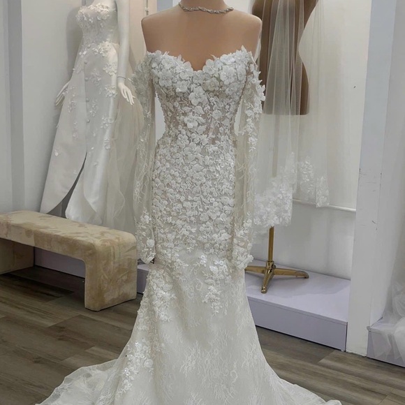 Off-Shoulder Ivory Lace Appliqué Wedding Dress
